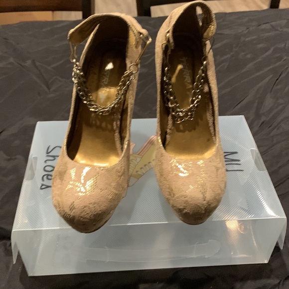 A Mundo Terra design. Gold and cream. Size 7 - Picture 2 of 4